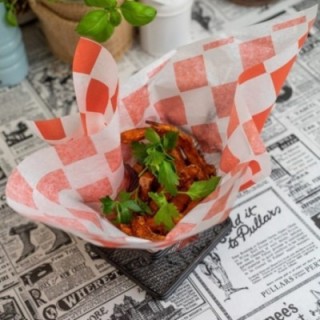 Papier pakowy powlekany 22+8PE, 30x40, z nadrukiem kratki czerwonej, cena za opakowanie 1000 arkuszy